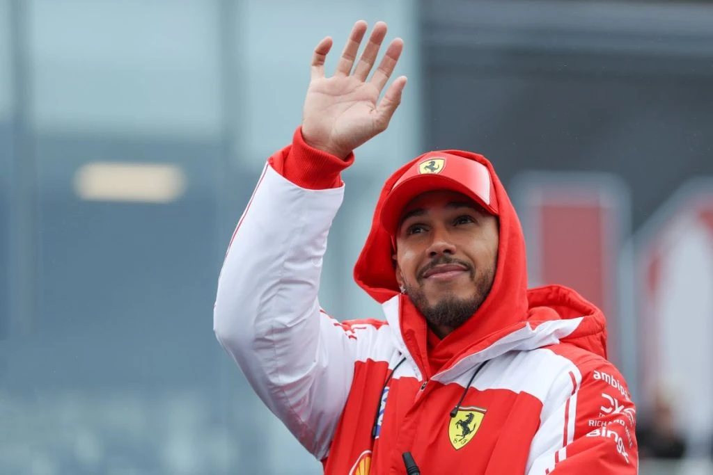 Lewis Hamilton stjæler showet udenfor banen