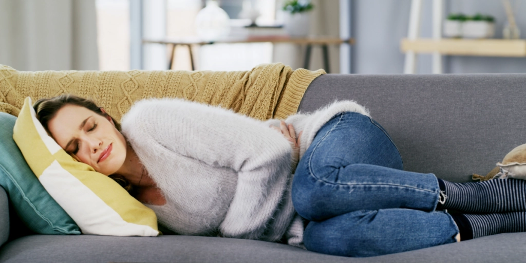Kvinna sover på soffan