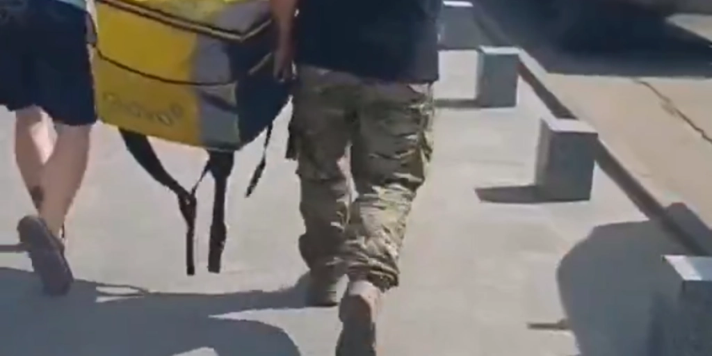 Footage reveal elite Ukrainian troops pull off wild stunt to deliver KFC to the frontline