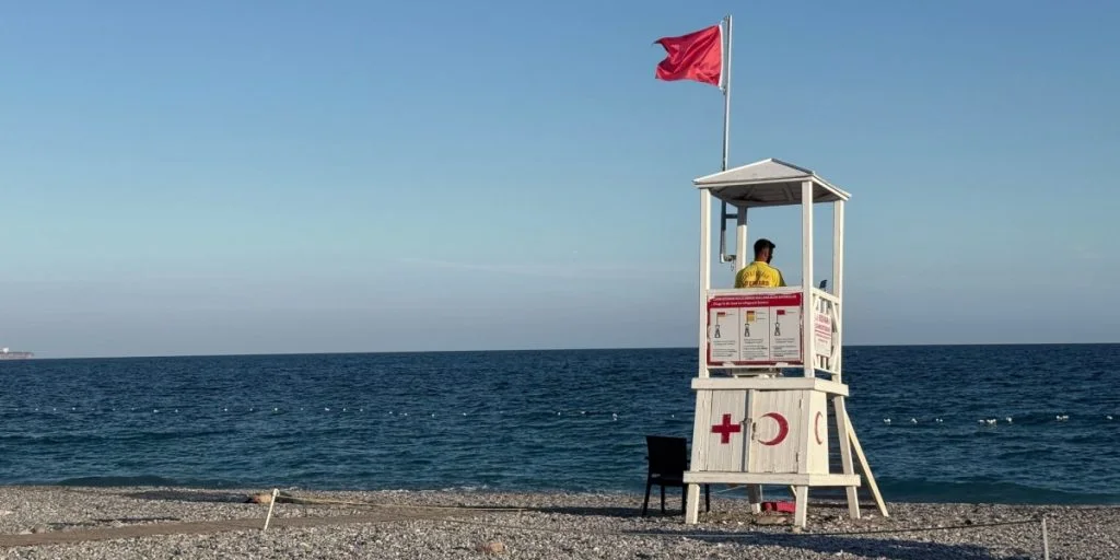 Strandgæster advares før feriesæsonen: Det er ikke kun det røde flag man skal kende