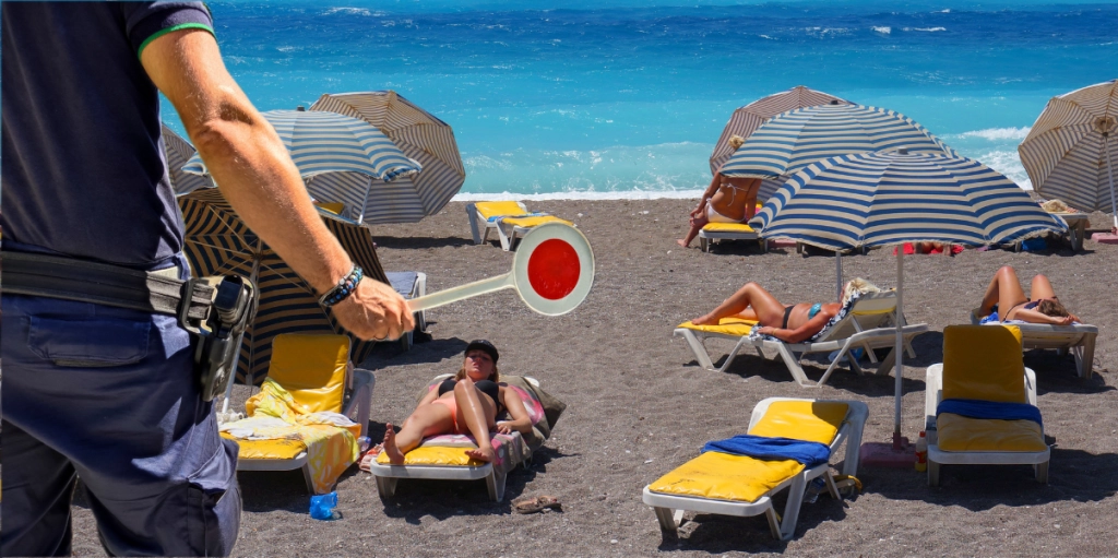 Italiensk Polis på stranden