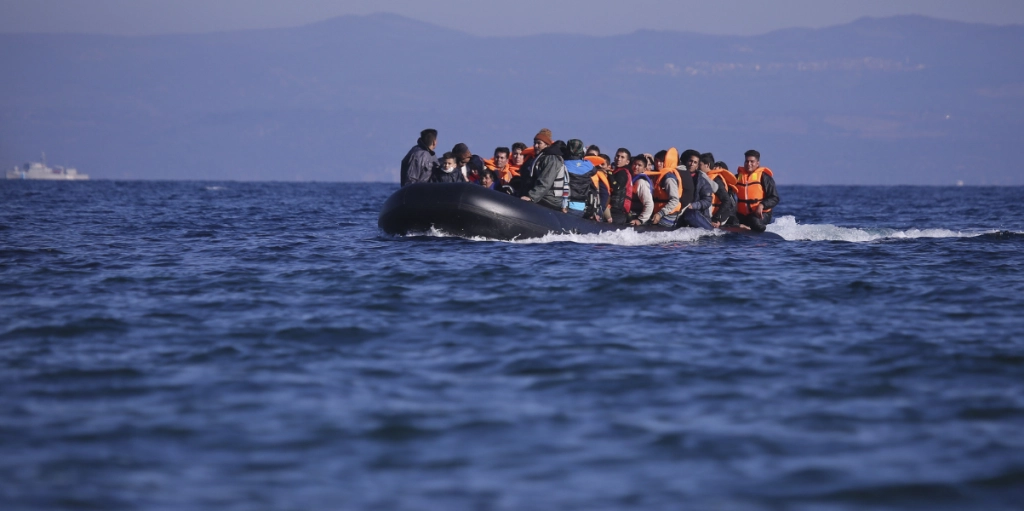 Migranter kommer med gummibåt från Afrika till Europa