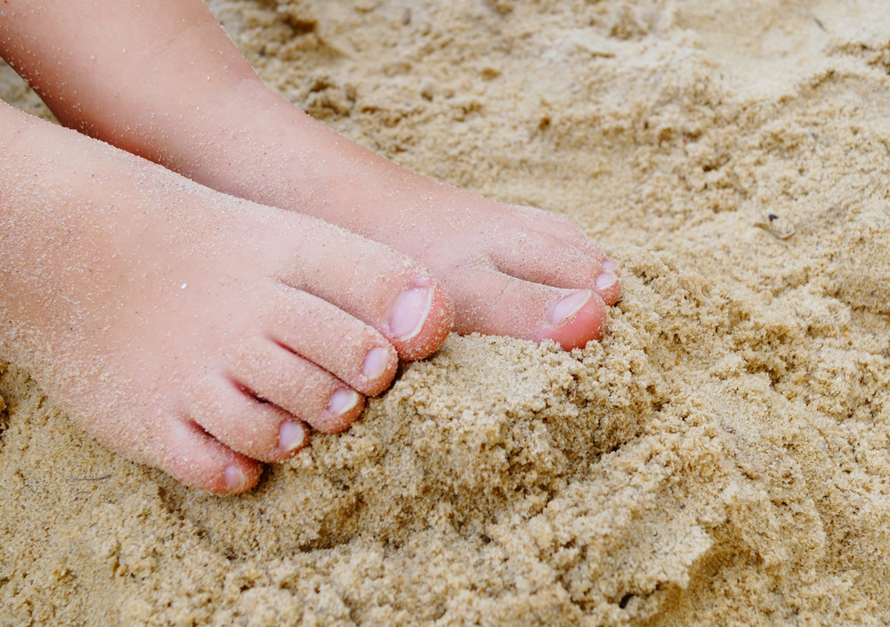Lei av sand som sitter fast? Disse triksene gjør strandturen mye bedre