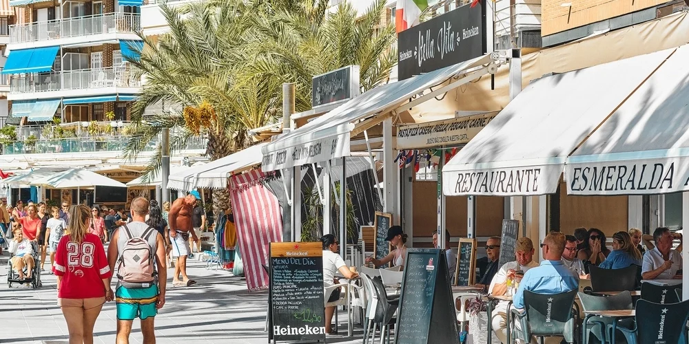 Gågade med butikker og restauranter med lokale og turister