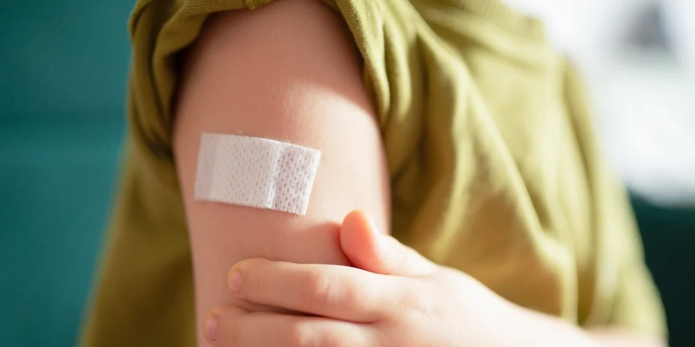 Barn har fået plaster på efter vaccine