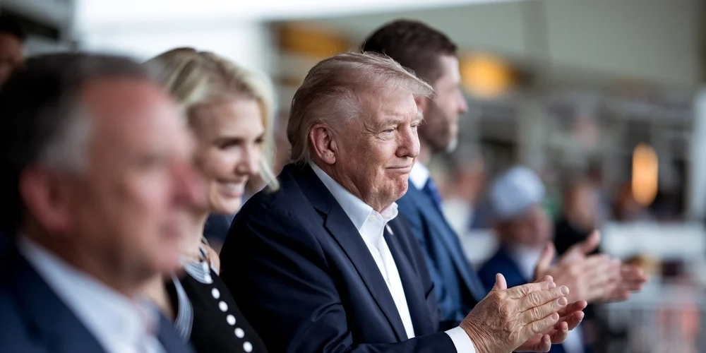 Donald Trump glad, klapper