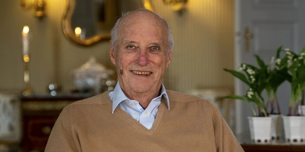 Kongehuset deler private billeder af Kong Harald: Én ting falder i øjnene