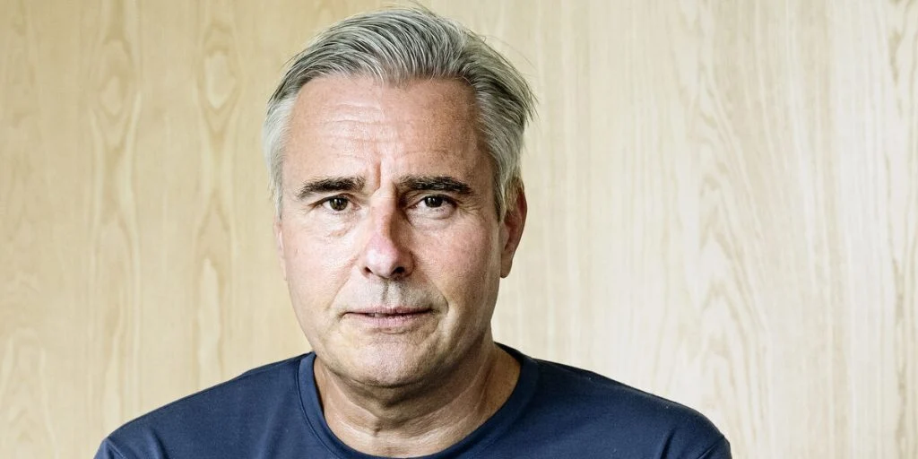 Først skiftede han navn: Nu tager Henrik Sass Larsen hul på et nyt kapitel