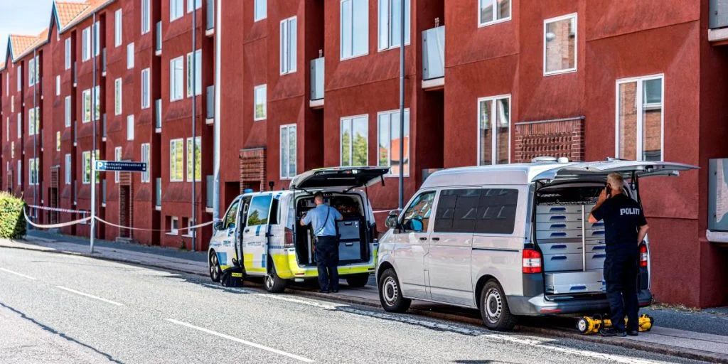 1-årig faldt ud af vindue fra første sal: Politiet oplyser nyt om barnets tilstand