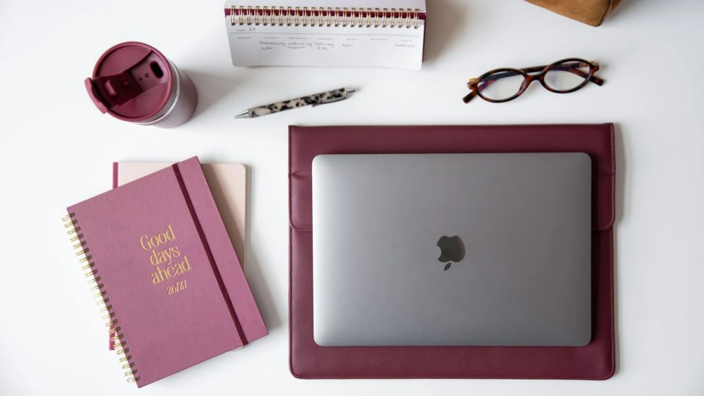Notebook, notatbog, notatbok, computer, laptop, mac, apple, glasses, briller