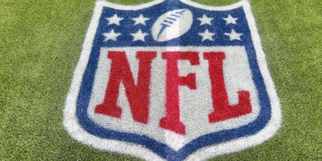 Inglewood, CA, USA - 14. november 2024: Et NFL-logo på en grøn kunstgræsbane i fuld farve.