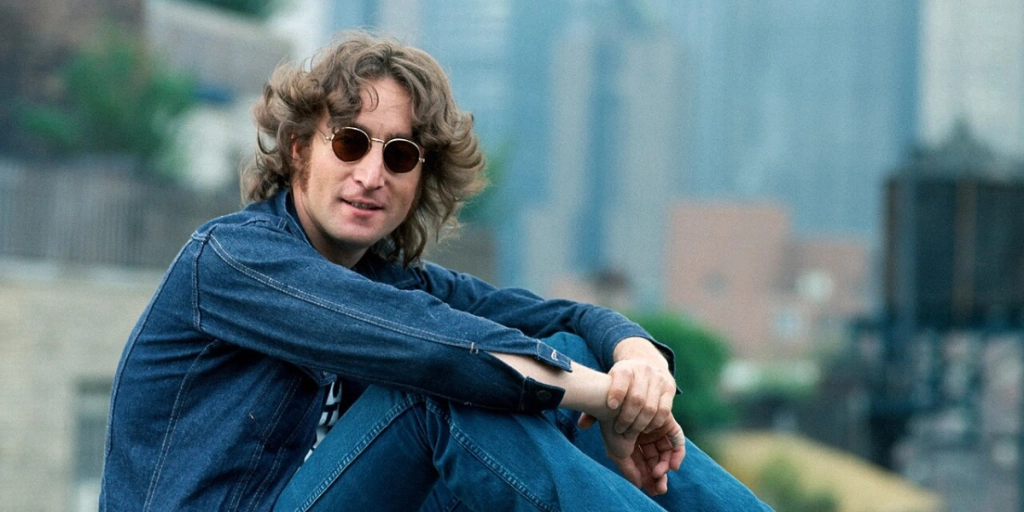 Kan du se hvem det er? Stjerne er uigenkendelig som John Lennon i kommende ‘Beatles’-film