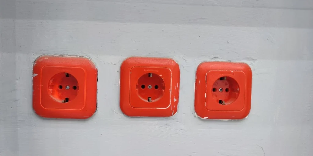 Orange power outlet, stikkontakt
