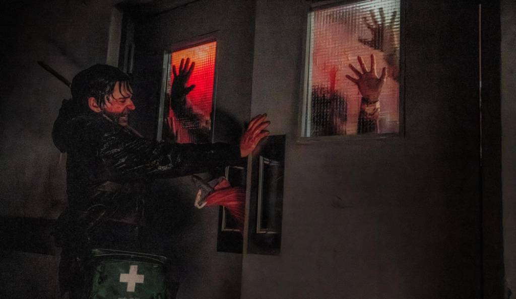 “Resident Evil” får hård R-rating: Zach Cregger skruer voldsomt op for blod, vold og horror i Raccoon City