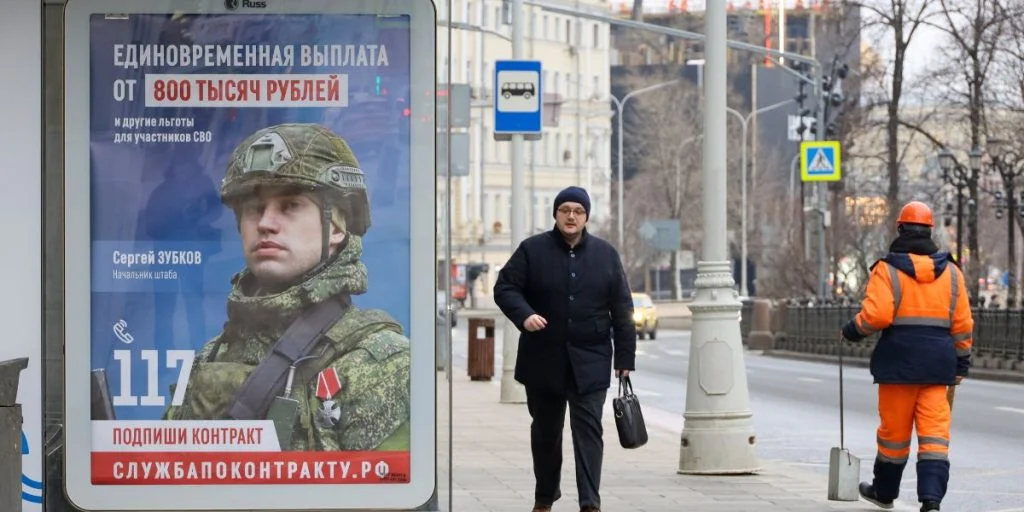 A Russian military contract recruitment advertisement offering a one-time payment of at least 800,000 rubles. Reports from several regions have raised questions about the circumstances in which some military contracts are being obtained.
