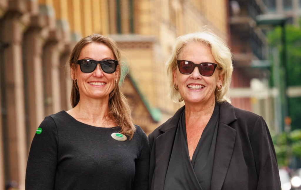 Trine Johnsen Specsavers og Inga Britt Kjellevold Haugen i Norges Blindeforbund advarer mot solformørkelsen