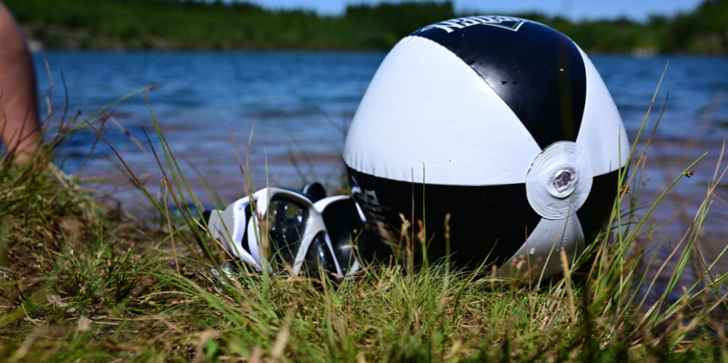 Badboll vid sjön sommar