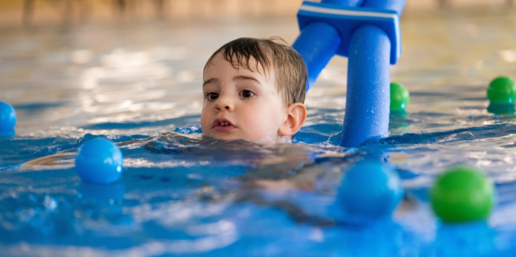 Barn i poolen lär sig simma