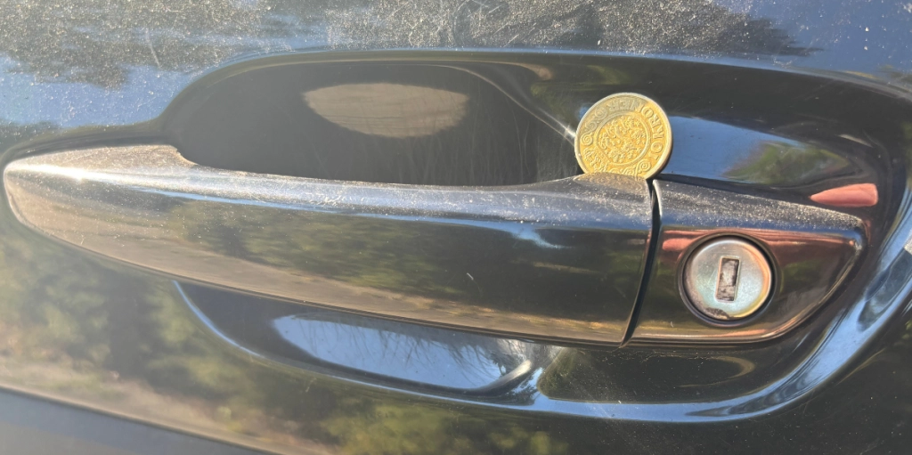 Mynt i bilens dörrhandtag