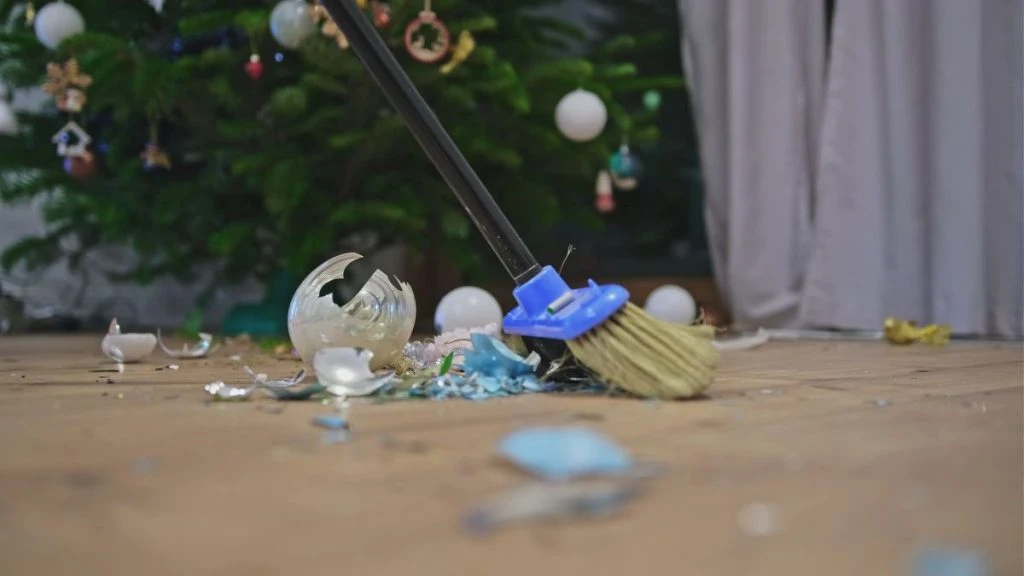 Put en plastikpose over kosten, før du fejer: Det simple trick kan gøre rengøringen langt nemmere