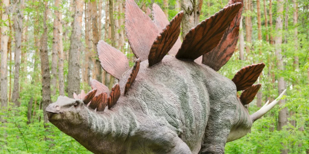 Stegosaurus skulptur i skov