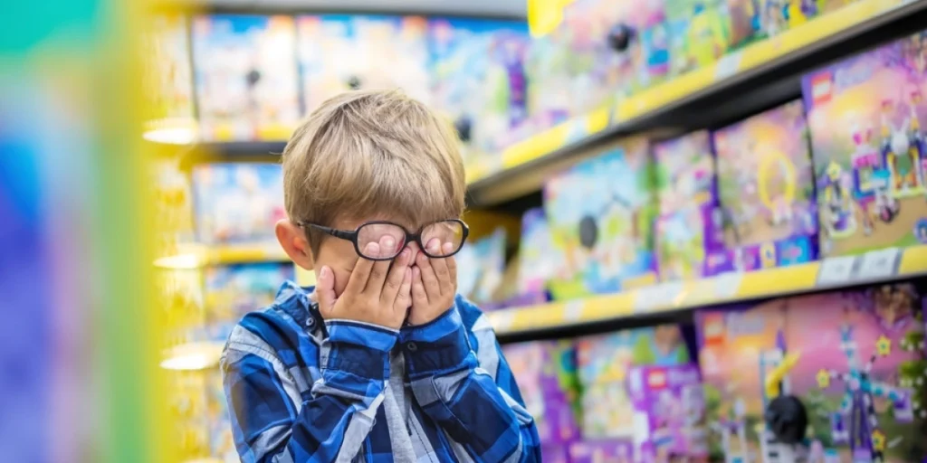 Dreng er ked af det i legetøjsbutik