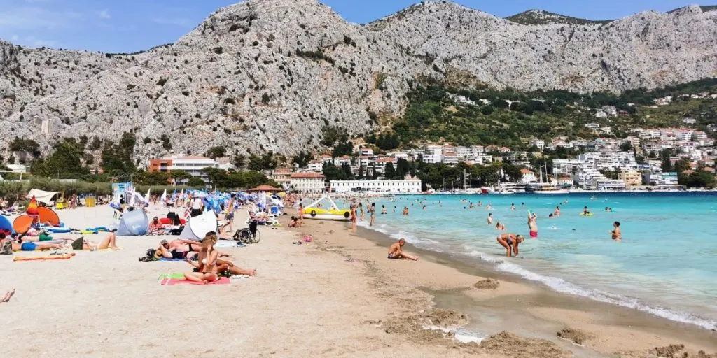 Turister flygter i massevis fra ferieparadis: “Folk står på gaderne og græder”