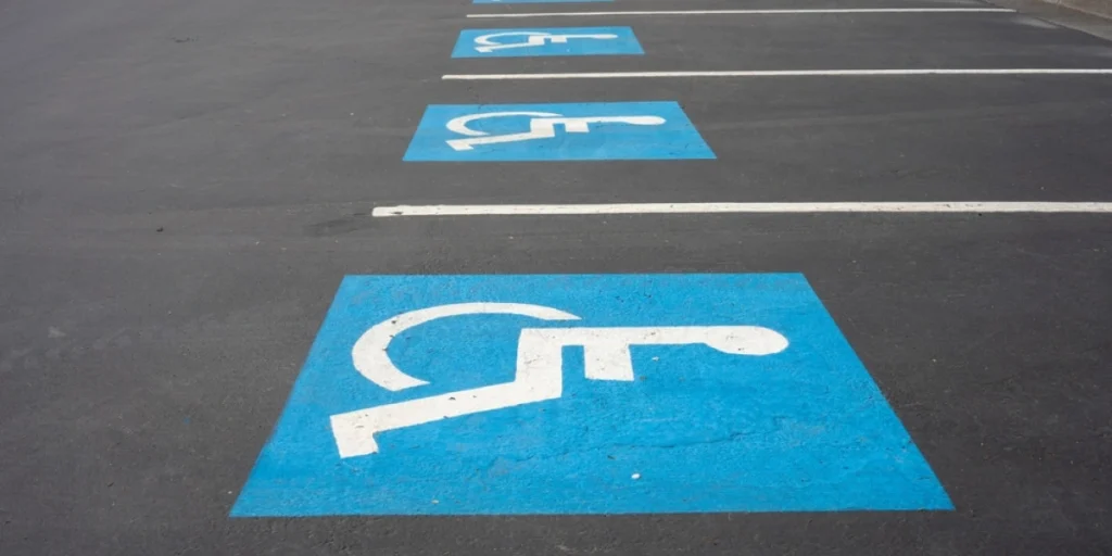 Parkeringsbåse til biler med handicapskilte