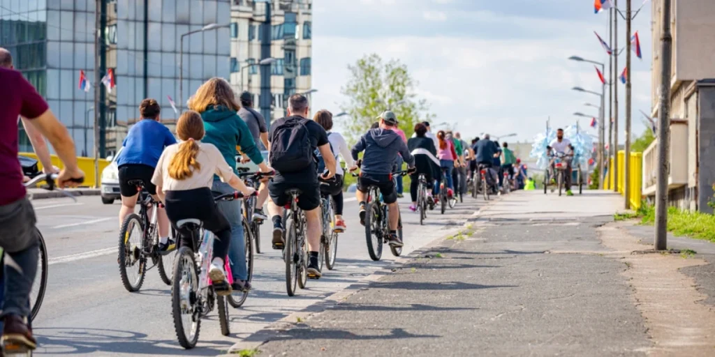 vej med mange cyklister