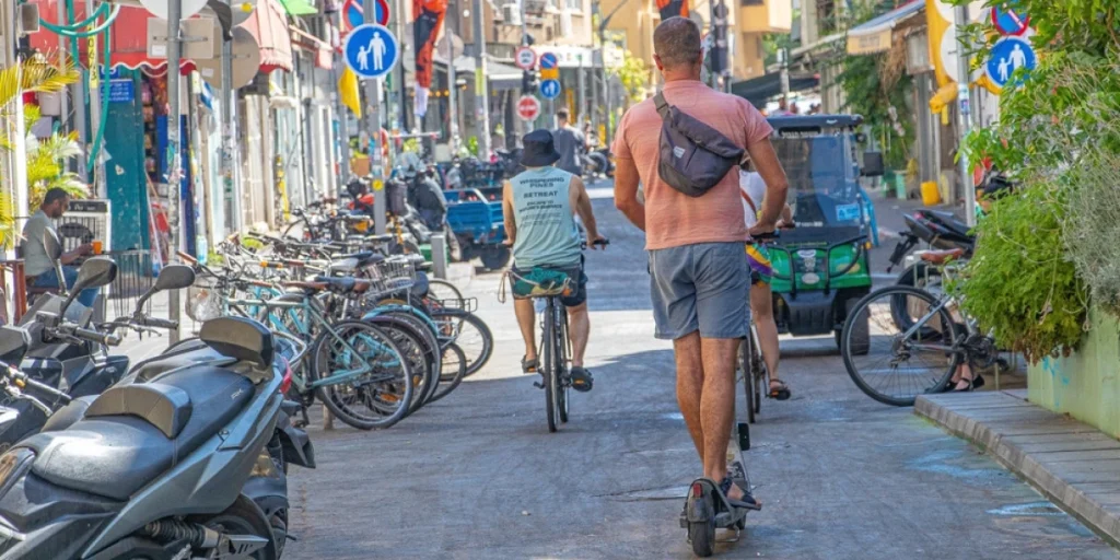 trafik på vejen med cykel og elløbehjul