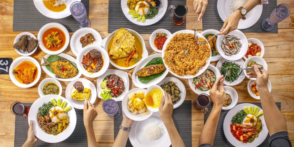 frokostbord med indiske retter