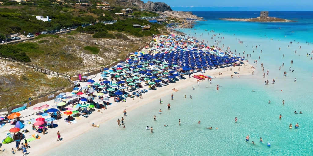 Strand med vit sand och kristallklart vatten