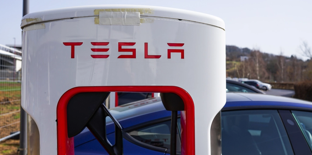 Teslaladdare