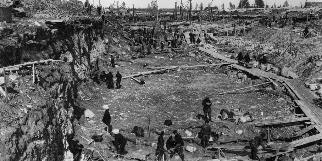 the prisoners' labour at the Belomorkanal construction site White sea canal
