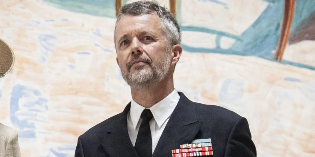Kong Frederik ramt af sorg: Nu bryder han tavsheden