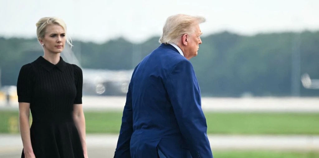 Billeder af Trump der kysser sin assistent går verden rundt: Sandheden gemmer sig i detaljen