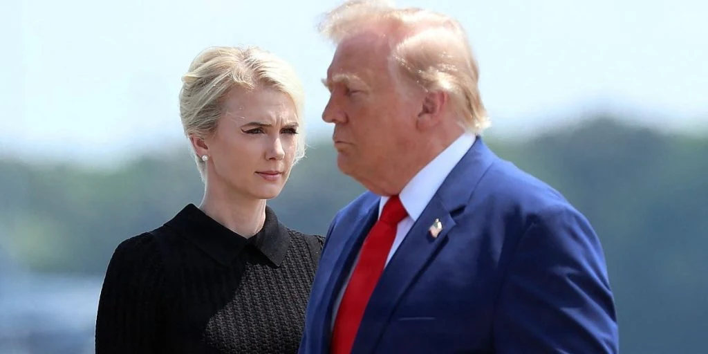 Kyssebilleder af Trump og hans assistent går viralt: Èn detalje afslører alt