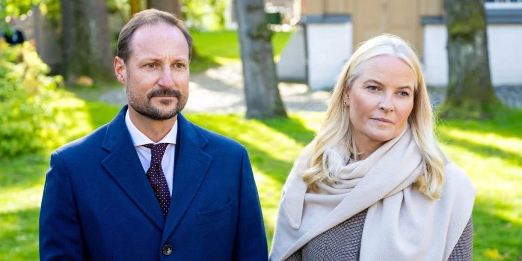 Kort før kong Haakons store øjeblik: Dronning Mette-Marit trækker sig