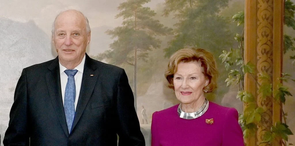Se det rørende billede af dronning Sonja ved kong Haralds kiste: “Tak for et godt liv”