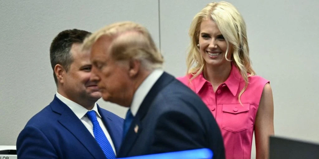 Kysse-billede af Trump og assistent går viralt: Nu reagerer Det Hvide Hus