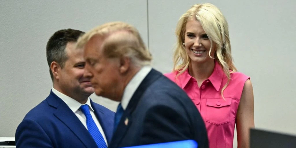 Spekulationer eksploderer efter nye billeder af Trump og assistent: “Det her er sygt!”