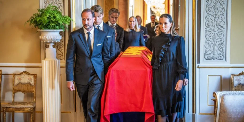 Kong Haralds kiste blev ført gennem slottet: Men én detalje vakte stor opsigt