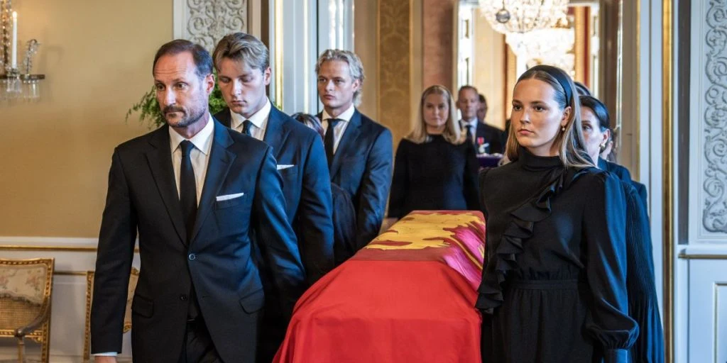 Kong Harald begraves i dag: Én gæst er stadig uvis