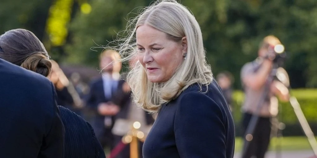 Mette-Marit spottet ved hospitalet: Læge peger på mulig årsag