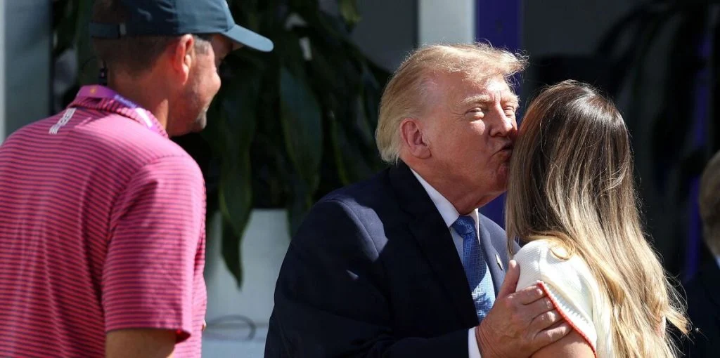 Trump kyssede hans kone: Så valgte stjerne at gribe ind