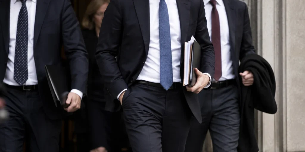 Mænd vandrer ud af bygning