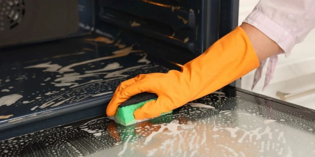 Cleaning oven with a sponge