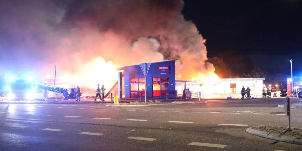 Voldsom brand i SuperBrugsen: To er hastet til hospitalet