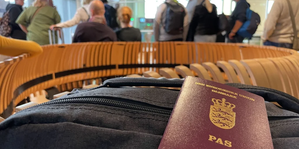 Derfor pakker flere rejsende deres pas ind i aluminiumsfolie: Årsagen overrasker