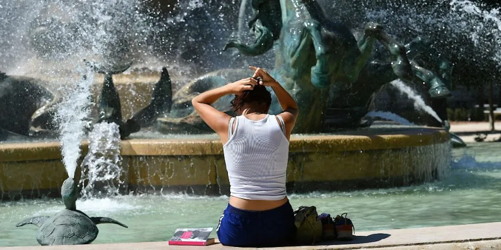 Paris fountain woman cooling off